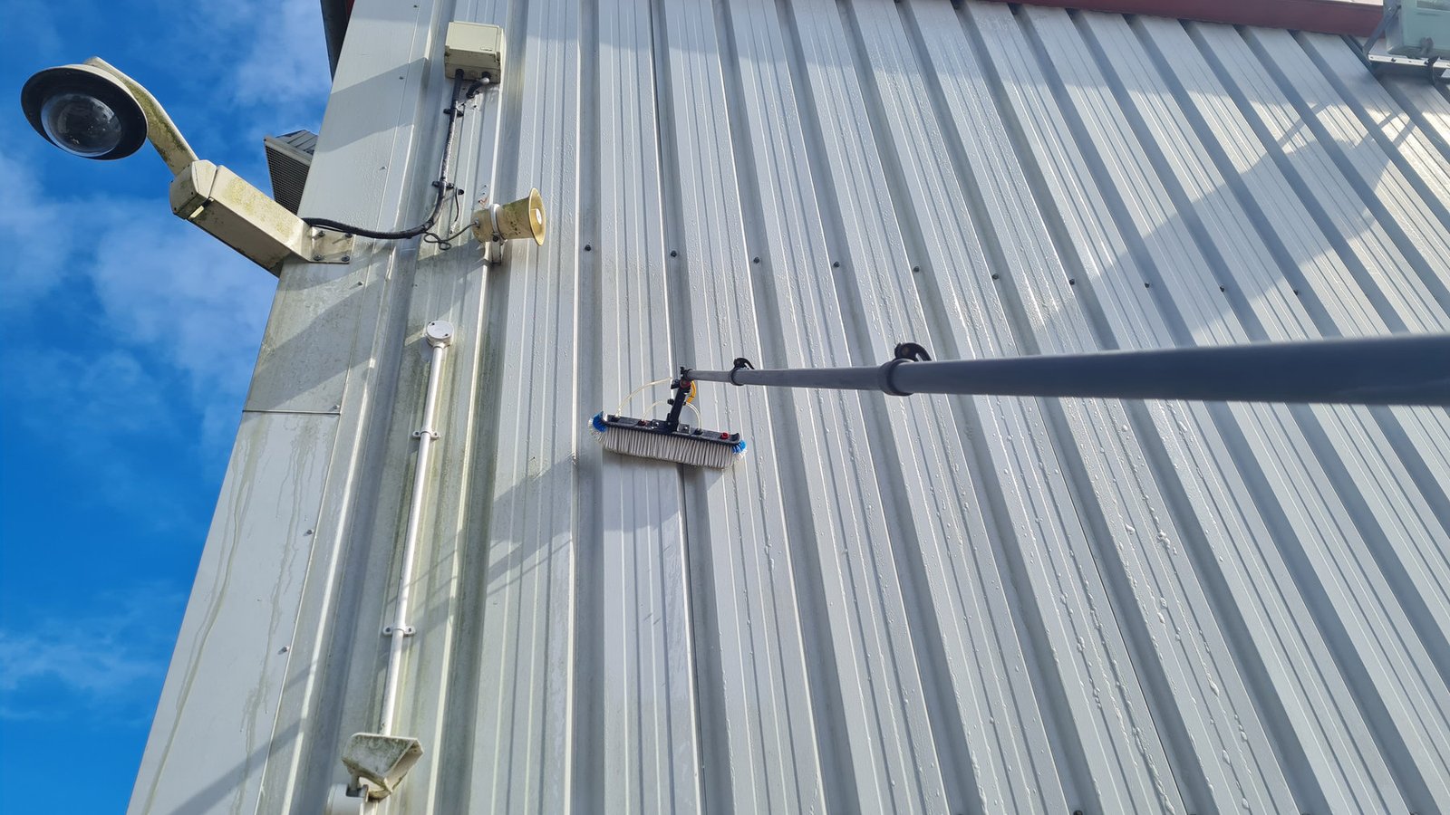 Reach-and-wash on high level panels