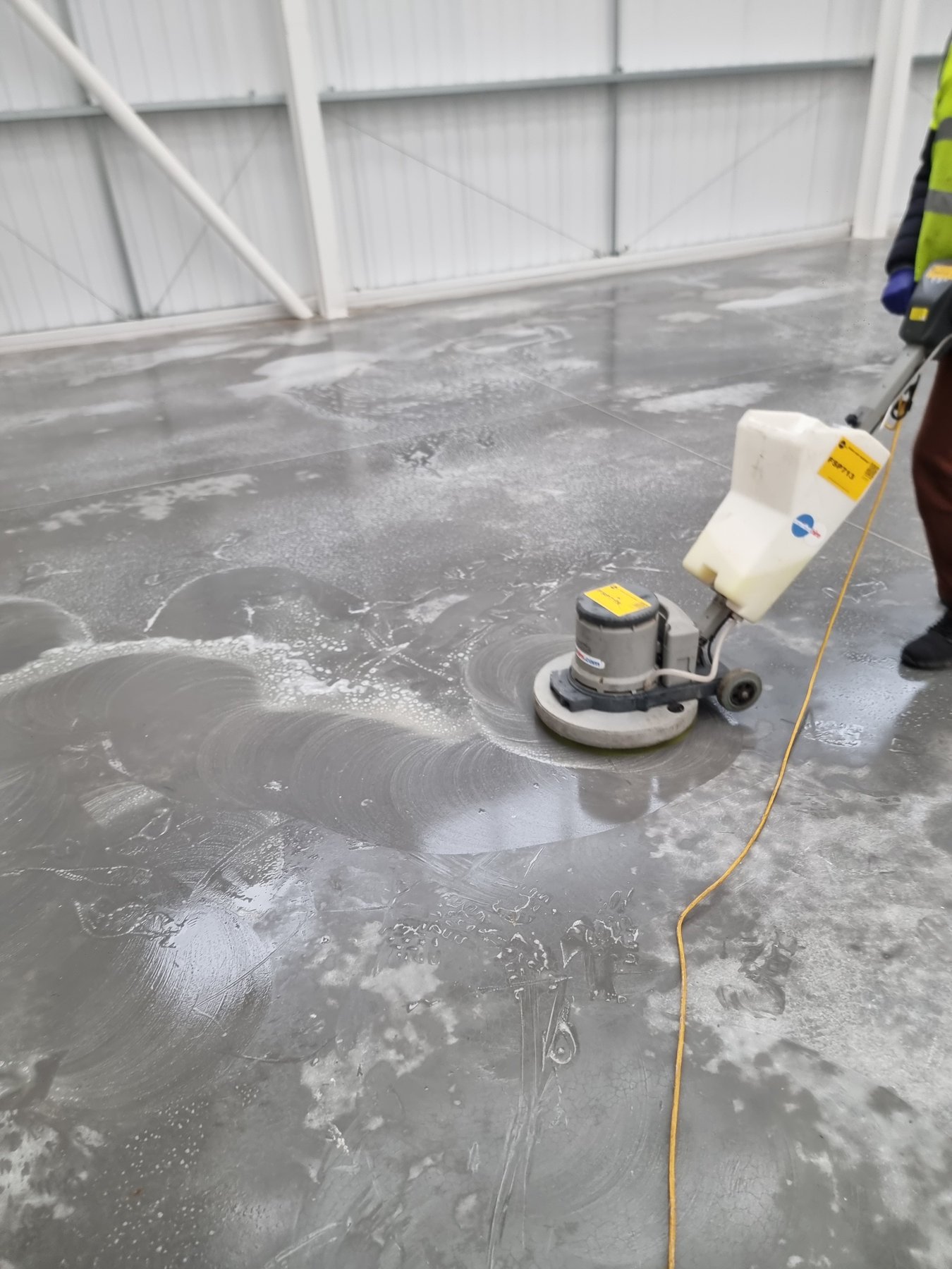 Rotary scrubber lifting ingrained dirt