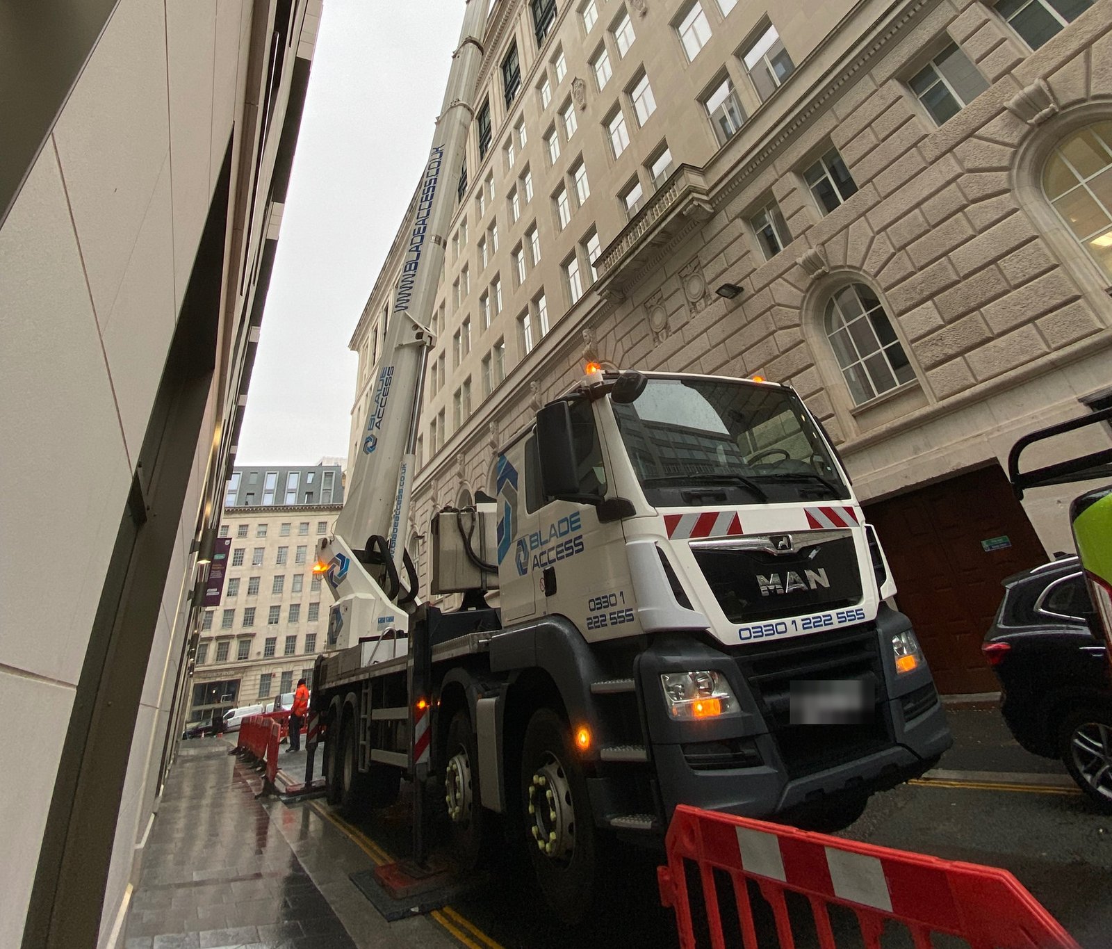Truck-mounted platform for gutters in a city centre