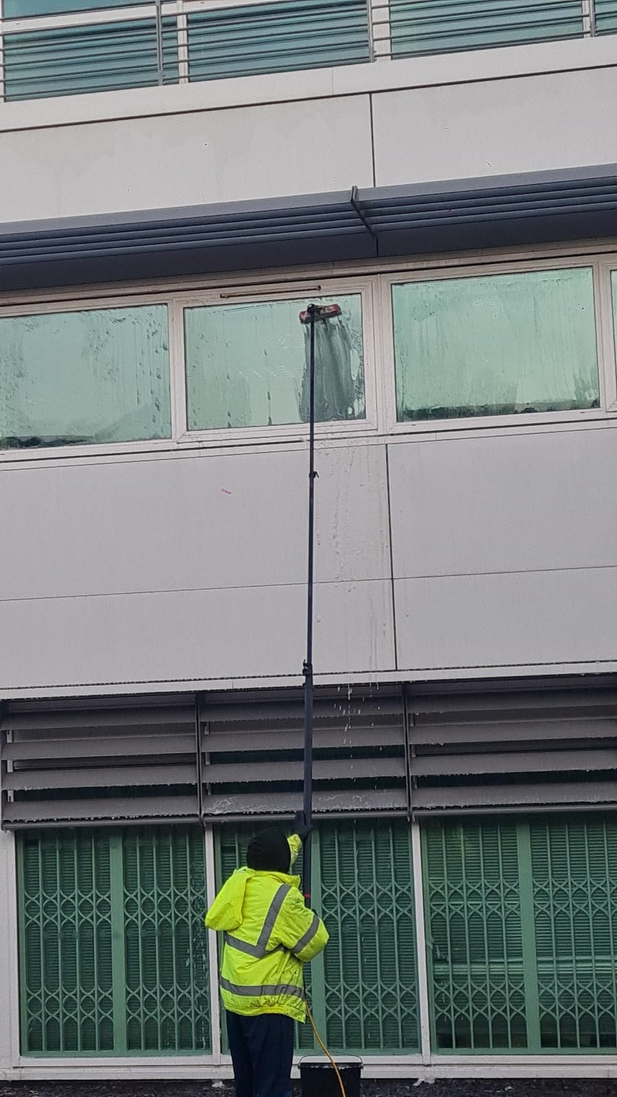 Reach-and-wash on an upper floor elevation
